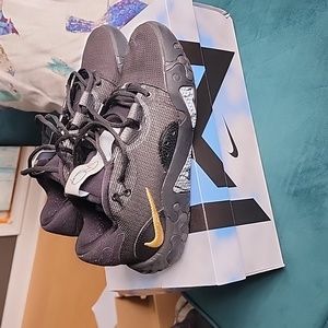 Pg 6 basketball shoe